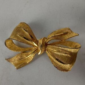 Vintage goldtone bow pin‎ signed BSK